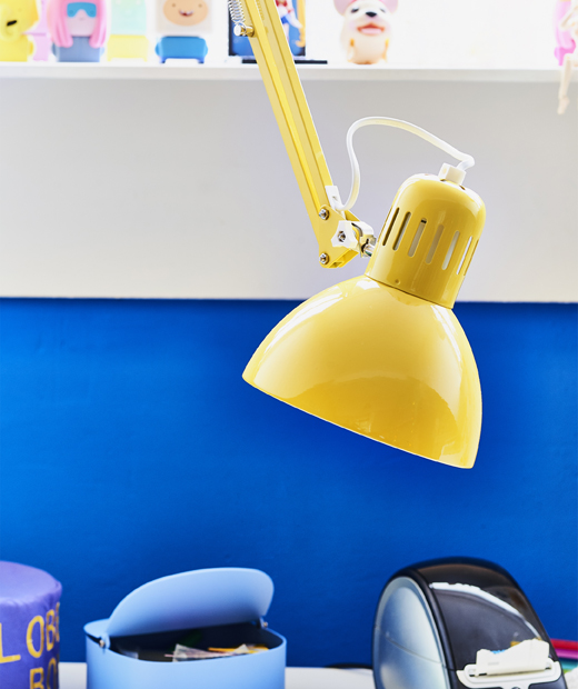 Приближен изглед на жълта работна лампа.